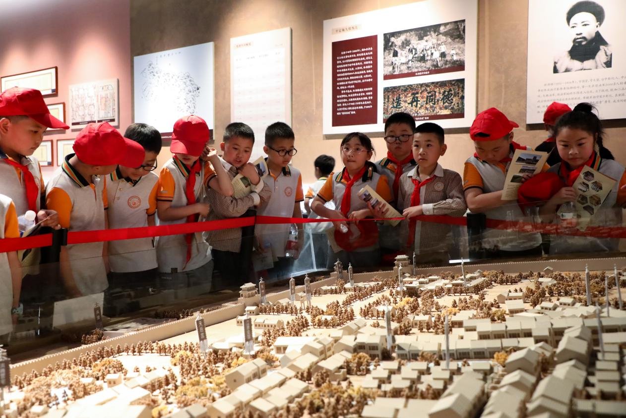 （2023年4月18日，在安徽省合肥市肥西县铭传乡刘铭传纪念馆，研学游学子正在参观。 陈家乐 摄）