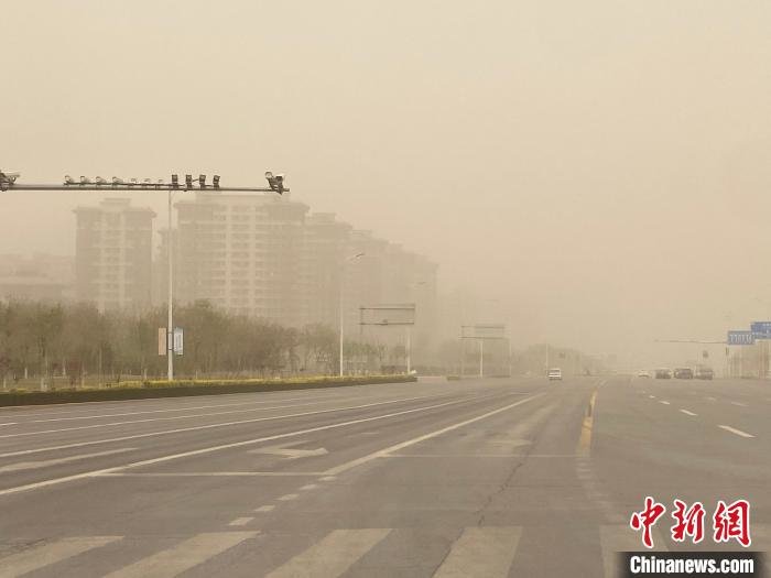 宁夏银川遭遇沙尘天气。 杨迪 摄