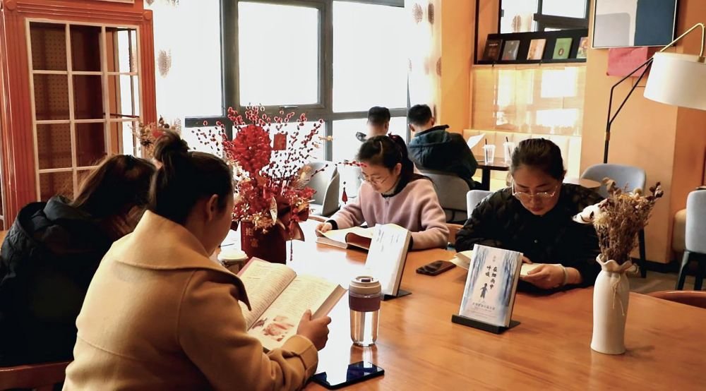 吾言书店的读者正在阅读 新华社记者 程楠 摄
