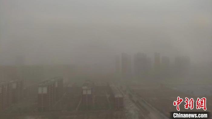 宁夏银川遭遇沙尘天气。 查梦军 摄