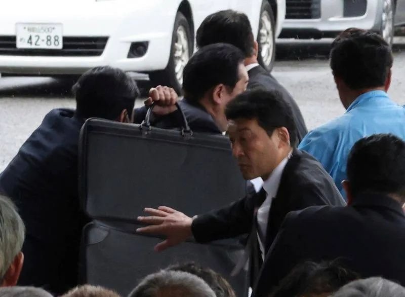 ▎日本首相岸田文雄15日上午在街头发表助选演说时,现场遭人投掷爆裂物,随扈一拥而上保护岸田安全,有一位警察遭爆炸波及受到轻伤。