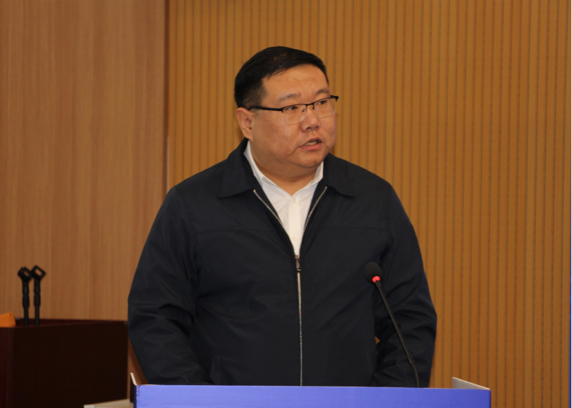 深泽县科学技术和工业信息化局局长刘冲主持会议