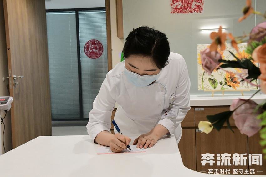 跪地救人的护士姐妹花获见义勇为奖：下次还会冲上去