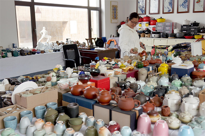 4月18日，游客在石家庄市井陉县南横口村陶瓷水镇选购特色商品。新华社记者 骆学峰 摄