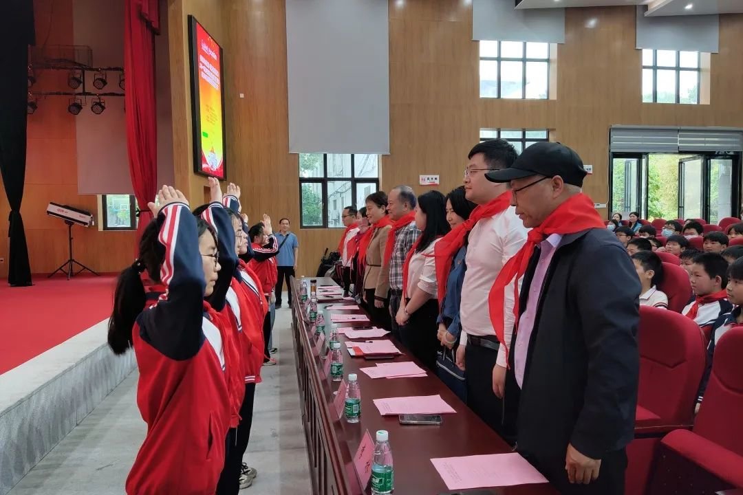 少先队员敬献红领巾