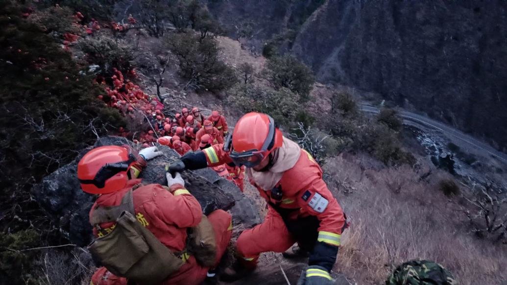 消防员手脚并用翻“天梯”接近火场