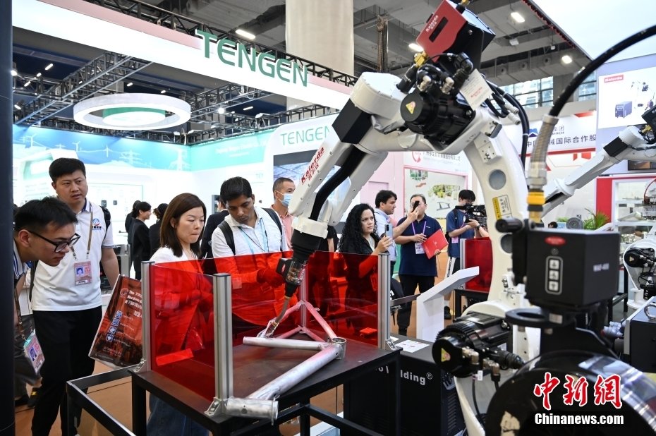 图为4月16日，广东广州，第133届广交会的工业自动化及智能制造展区吸引参观者。 中新社记者 陈楚红 摄