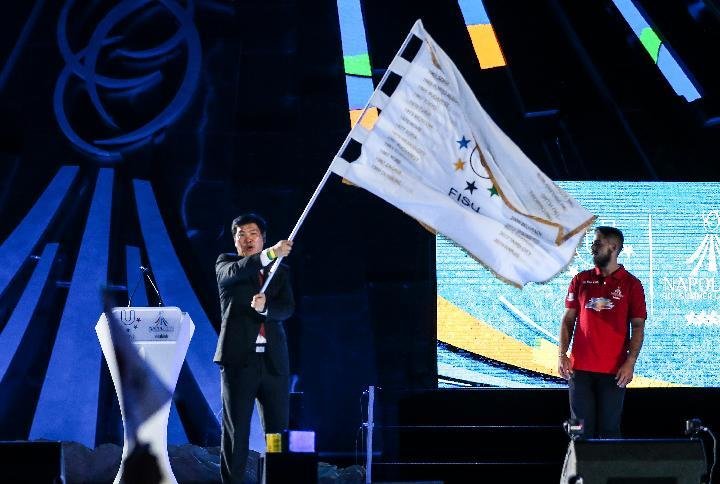 2019年7月14日，在意大利那不勒斯的第30届世界大学生夏季运动闭幕式上，时任成都市市长罗强代表下届世界大学生夏季运动会举办城市挥舞国际大学生体育联合会会旗。新华社记者 郑焕松 摄