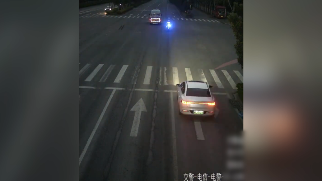 交警护送病人就医，大喊“跟上我的车”