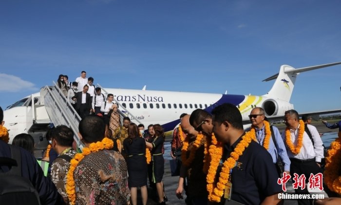 图为首航的旅客受到当地的欢迎。<a target='_blank' href='/'>中新社</a>记者 李志全 摄