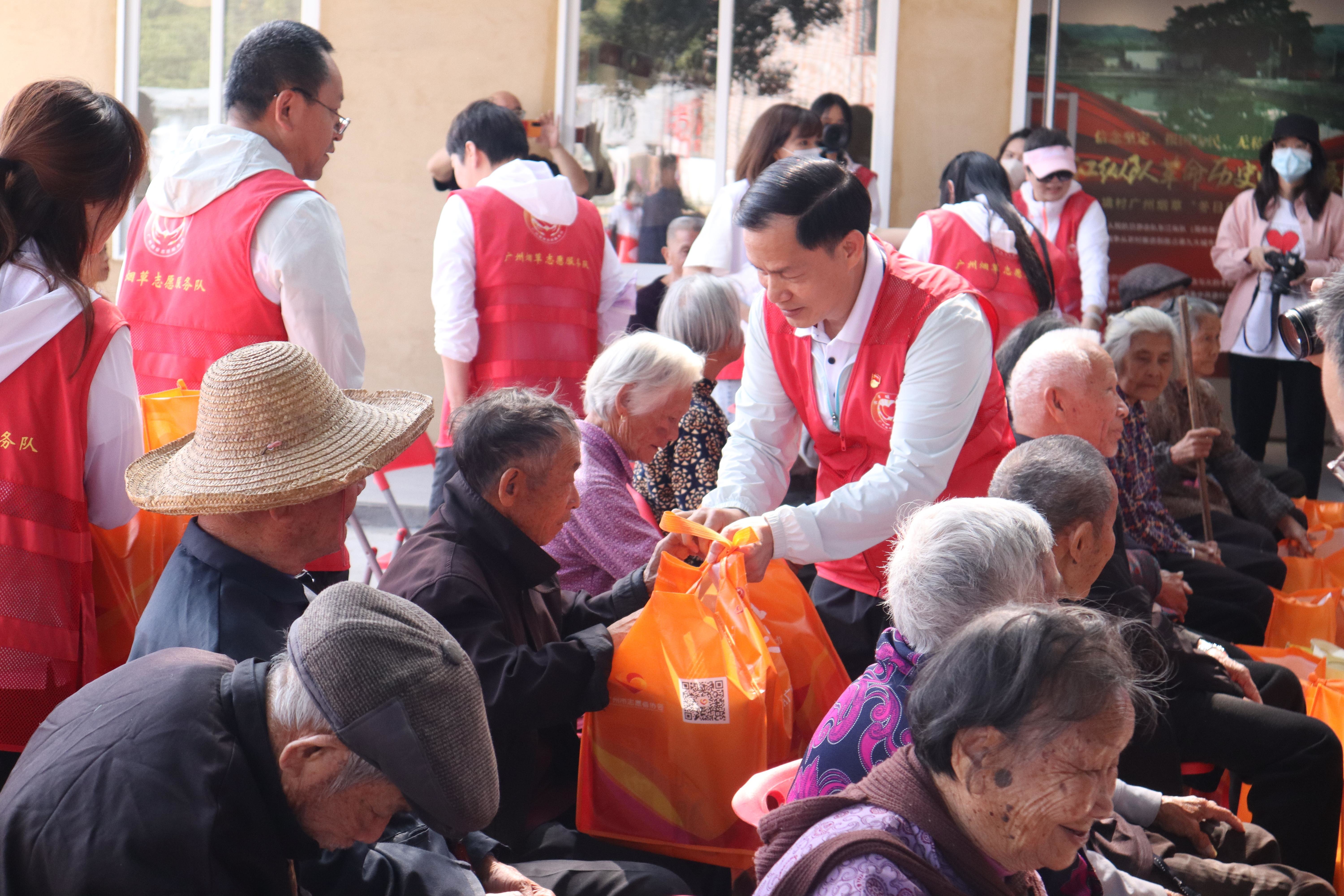 广州烟草冬日暖阳志愿服务队队员向长者赠送暖心包