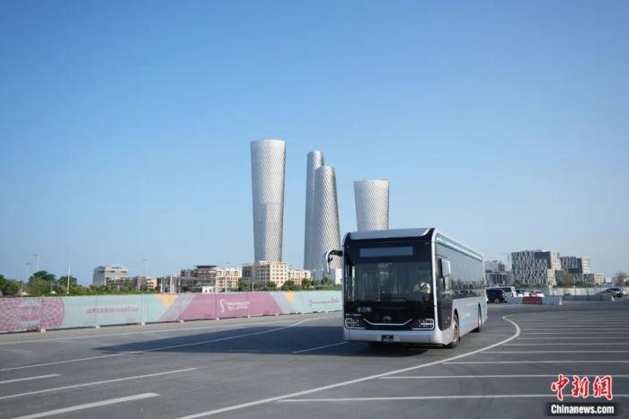 郑州产宇通客车行驶在卡塔尔街头。宇通客车 供图