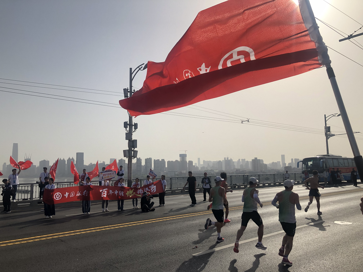 选手们奔跑在长江大桥上