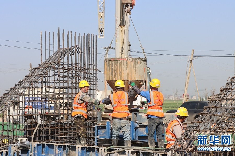 近日，位于河南省开封市杞县的河南兰太高速二标施工现场，中交四航局的工人们正抢抓工时，全力投入到项目建设中，现场一派繁忙景象。