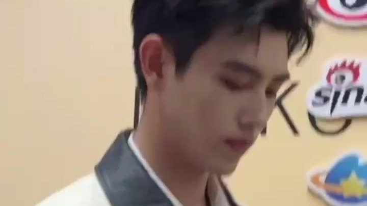 陈飞宇怼脸生图 侧脸优越小表情可爱