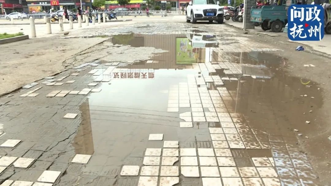 抚州临川区一道路破损严重却没人管 居民：下雨就成“陷阱”凤凰网江西_凤凰网