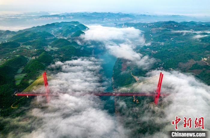 鸭池河大桥云雾缭绕美如画 史开心 摄