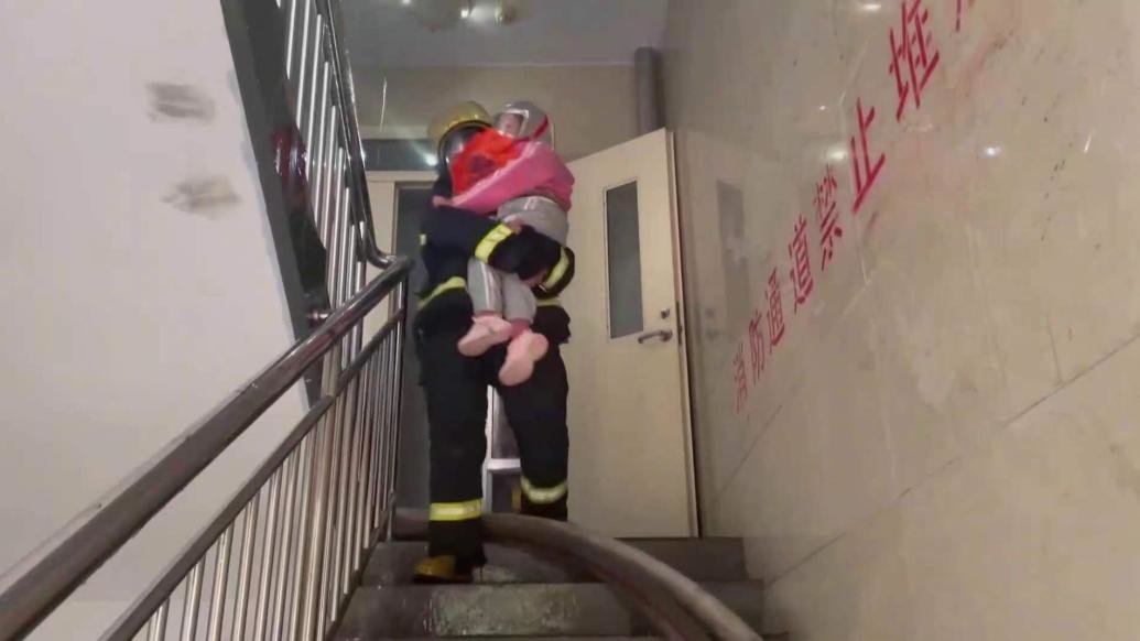 高层住宅起火浓烟滚滚，消防营救被困群众15人