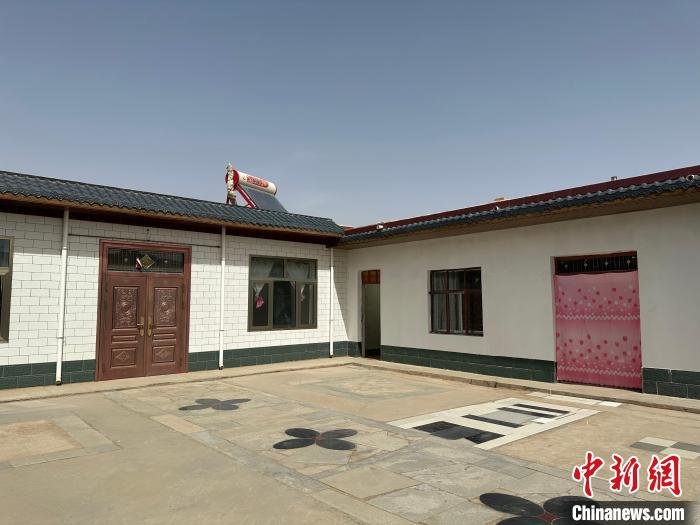 4月中旬，甘肃省金昌市金川区双湾镇龙寨村村民韩梅芳家，新改造的院落宽敞整洁。杨娜 摄