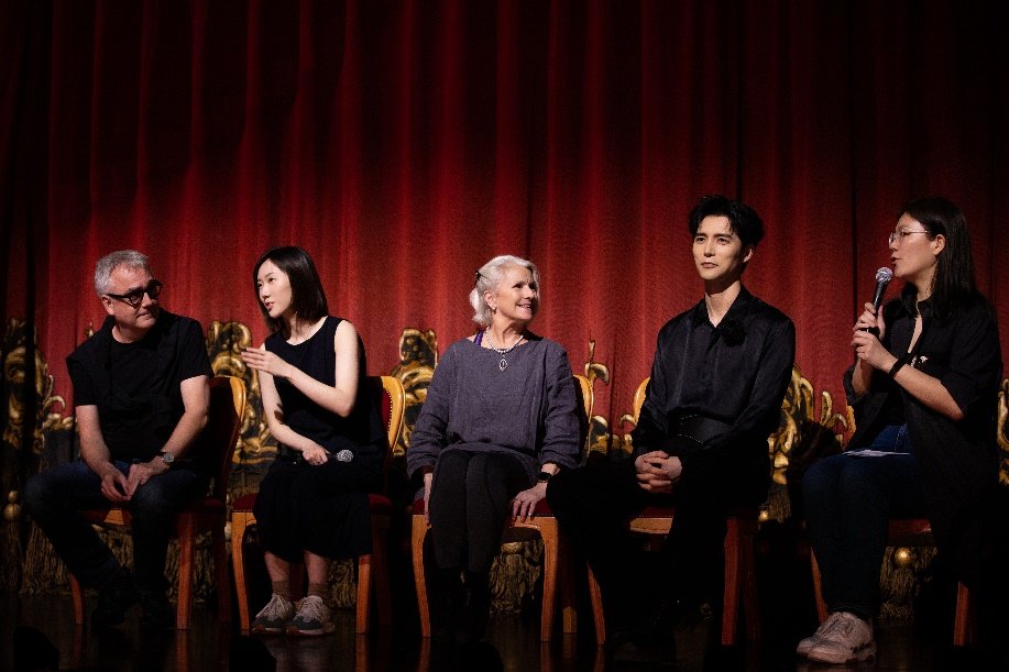 《剧院魅影》中文版制作团队：雷纳·弗瑞德（左一）、丹妮·贝瑞（左三）、阿云嘎（右二）、赵晨琳（右一）