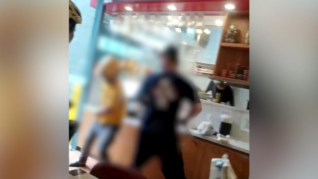 外卖小哥遭店员飞踹、拳击，店方：视频经剪辑，警方介入