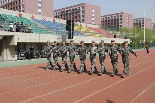 承训教官代表进行队列示范表演