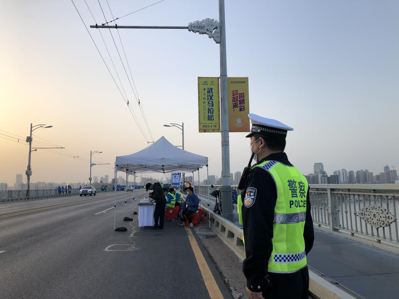 长江大桥上，医疗站和执勤警察已准备就绪