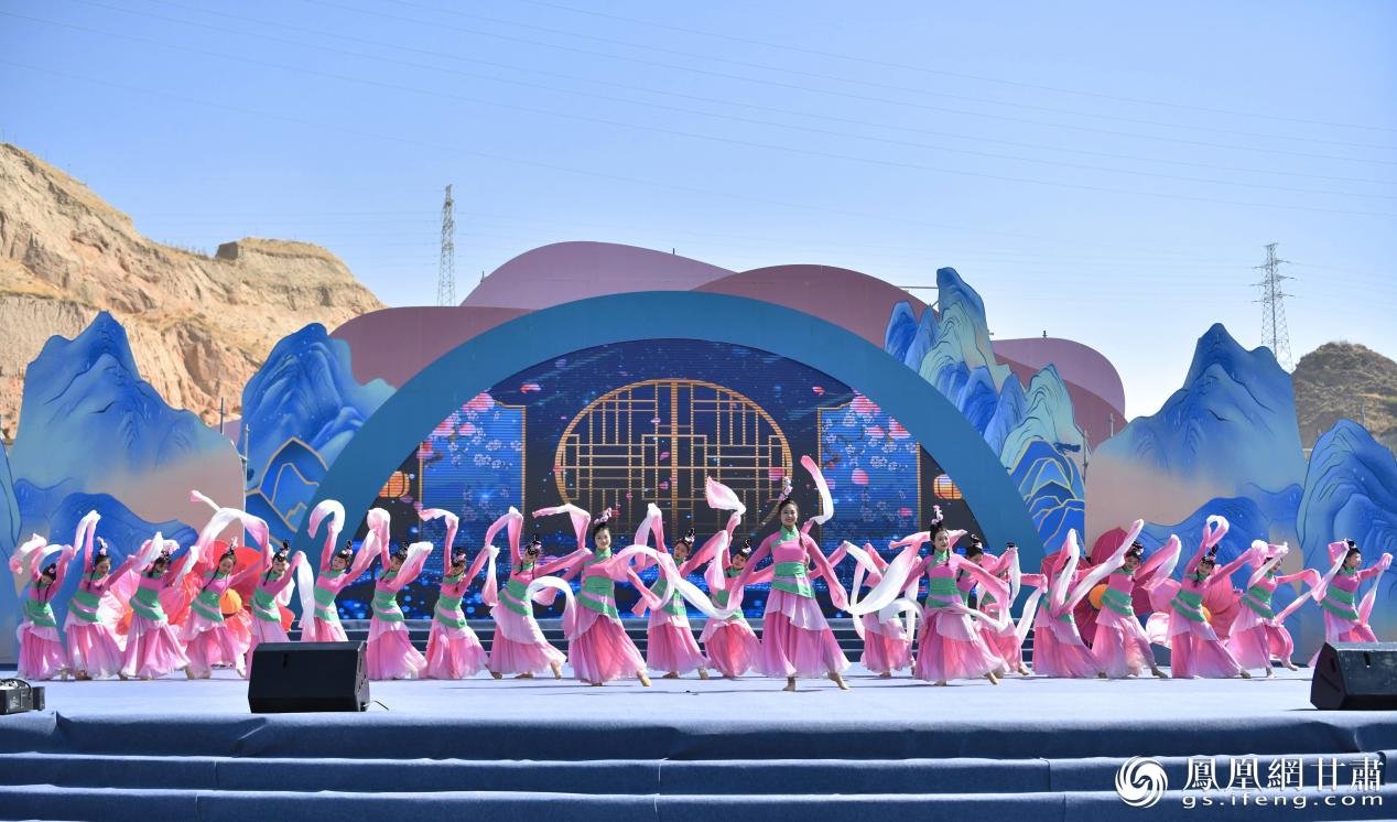 开幕式上，文艺演出精彩纷呈，为现场观众带来一场视听盛宴。王鹏飞 摄