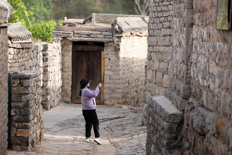 4月18日，游客在石家庄市井陉县于家石头村拍照游玩。新华社记者 骆学峰 摄