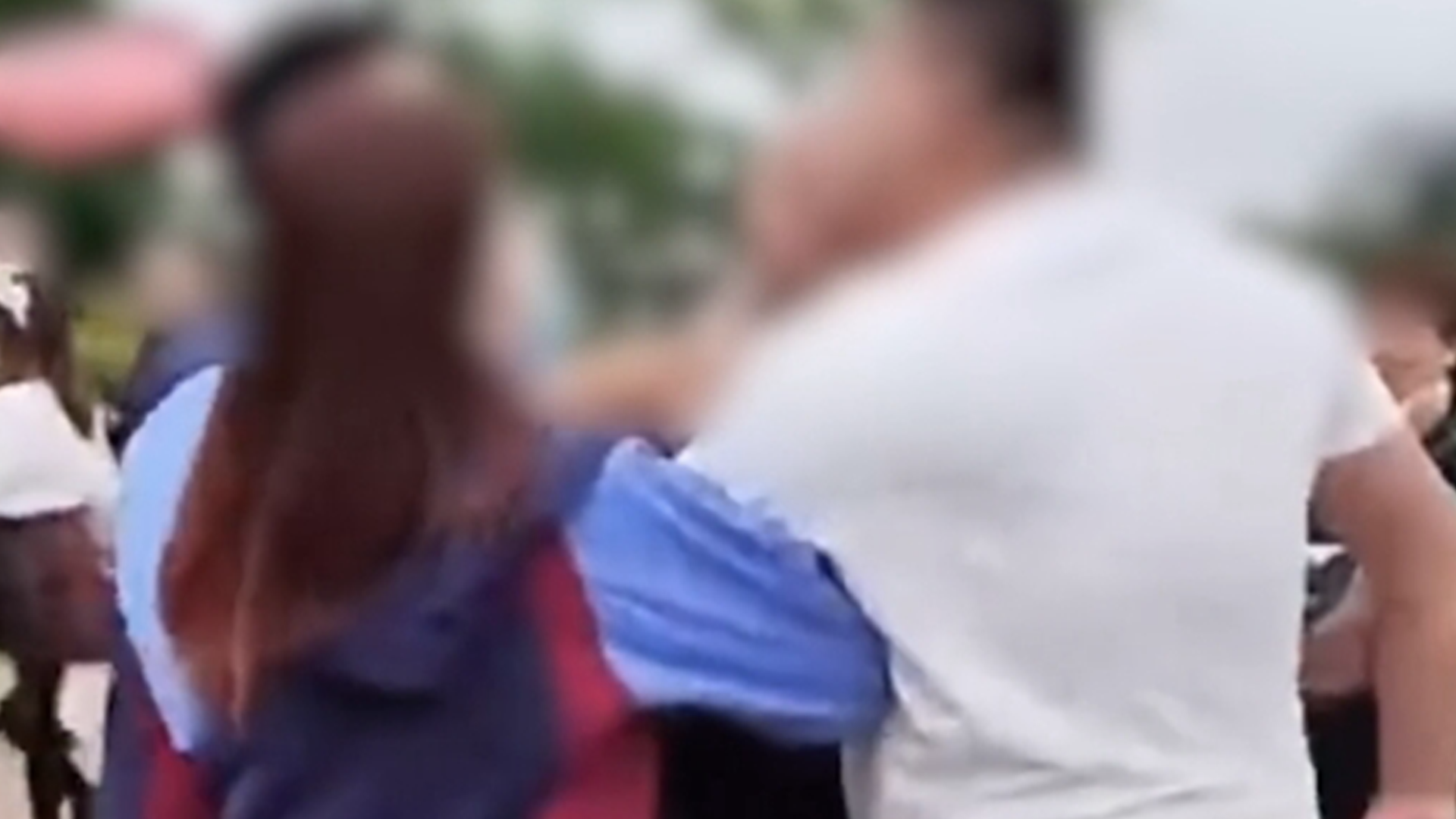 男子在上海迪士尼非吸烟区抽烟，逼哭劝阻工作人员，迪士尼：永久禁止其再次入园