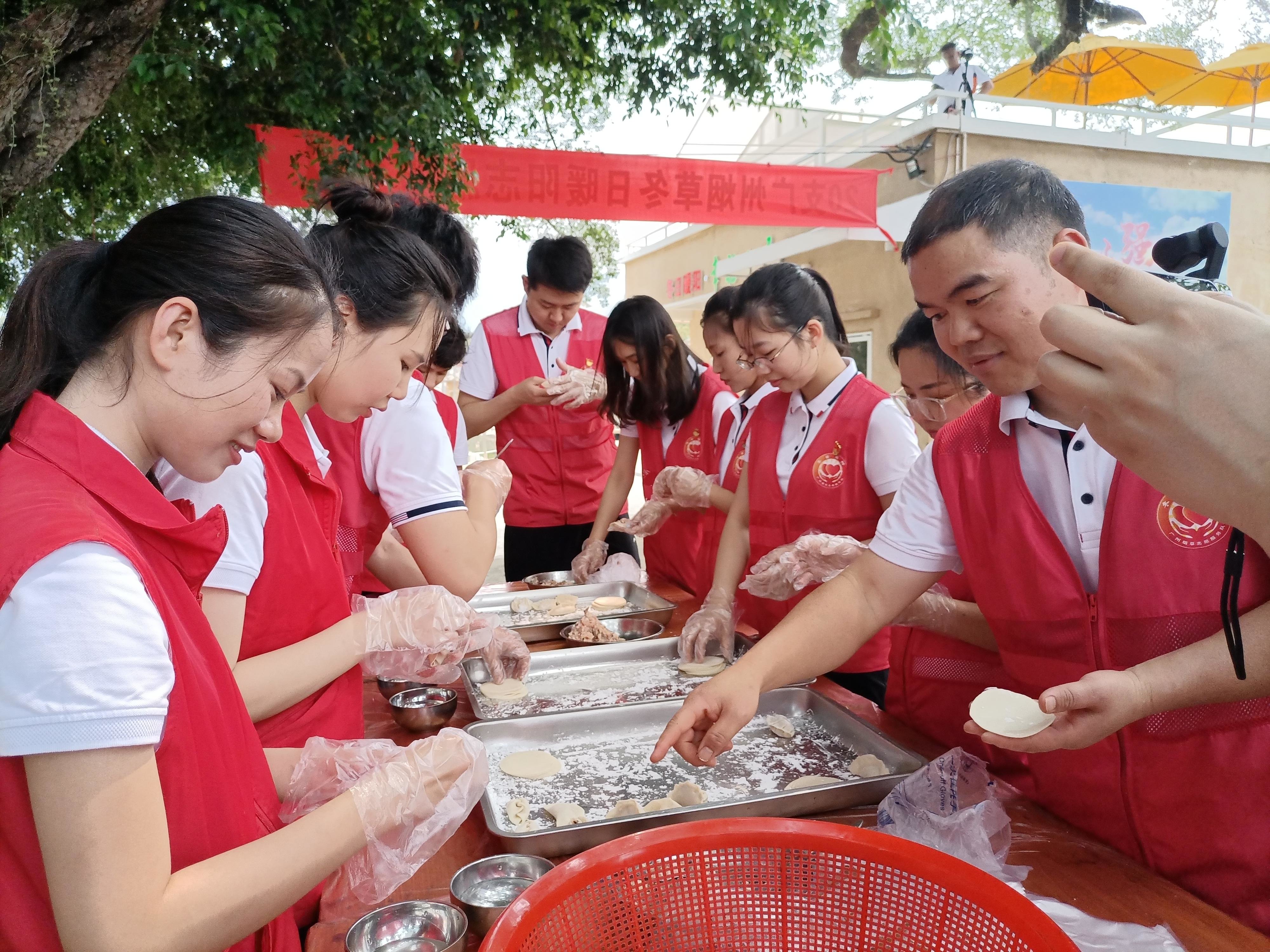 志愿队员为长者们包饺子，准备暖心餐