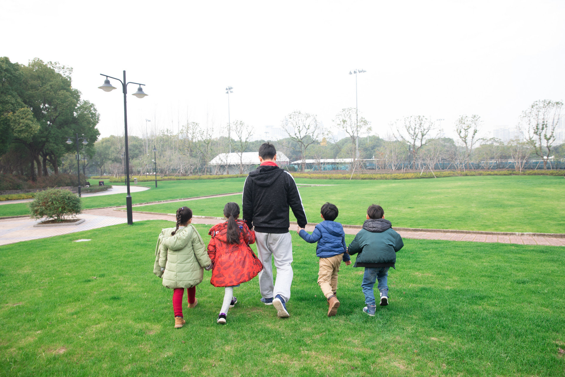 休息看娃两不耽误 胶州三里河公园小改造焕新机展新姿