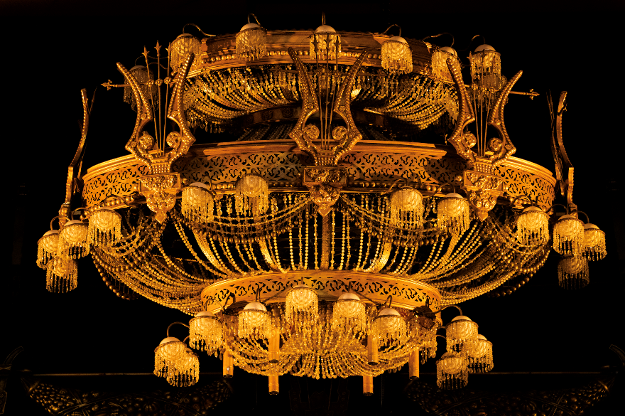 “巴黎歌剧院”的水晶吊灯是《剧院魅影》的标志，重达1吨。
