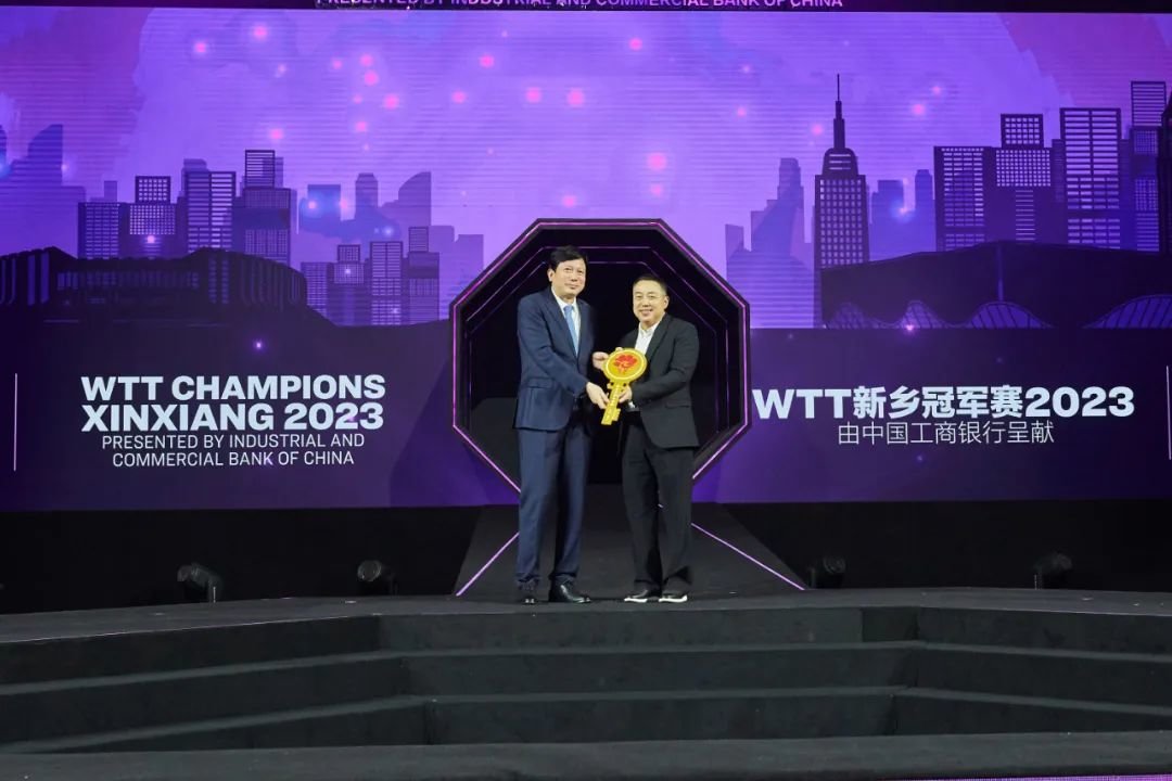 刘国梁主席和新乡市委书记李卫东互赠礼物，以作留念