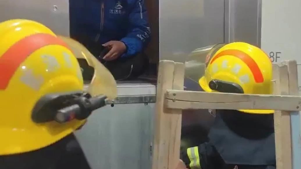 外卖小哥困在电梯被消防救出，笑称：不着急早就超时了