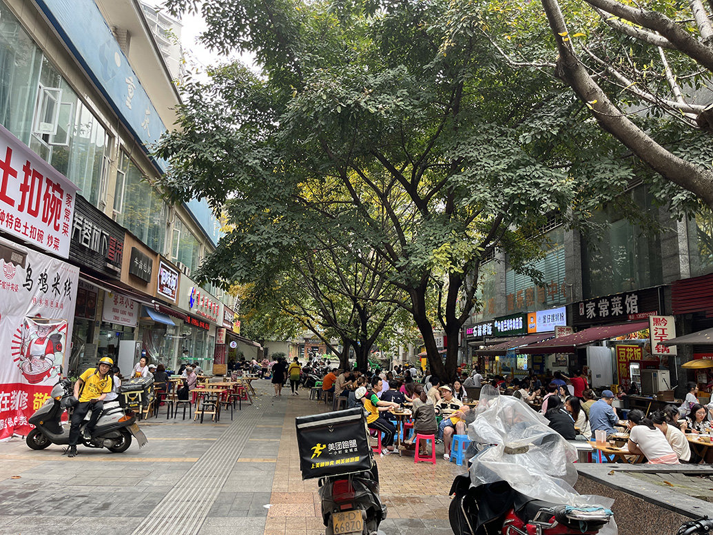 重庆长峰医院仅有两层，入口左右两边均为餐饮店。