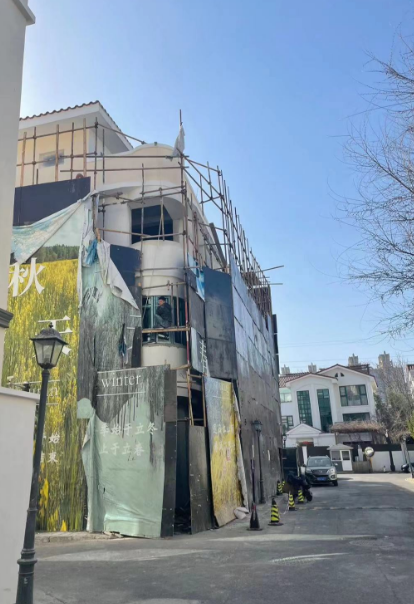 北京市朝阳区嘉林花园45B二层房屋违建至四层，群众称“存在消防安全隐患，急需整改”。群众供图