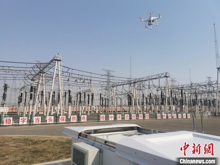 无人机开展变电站设备巡检。　任强 摄