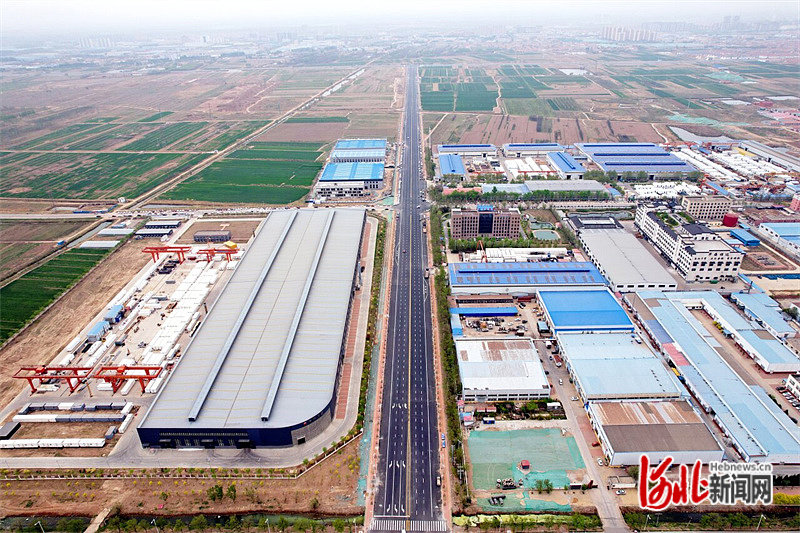 图为中国二十二冶集团路桥公司承建的沧州开济街道路工程。