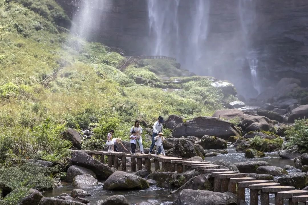 旅游团游客感受望乡台高瀑之美