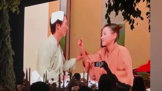 窦骁穿睡衣求婚何超莲，两人敷着面膜甜蜜又搞笑