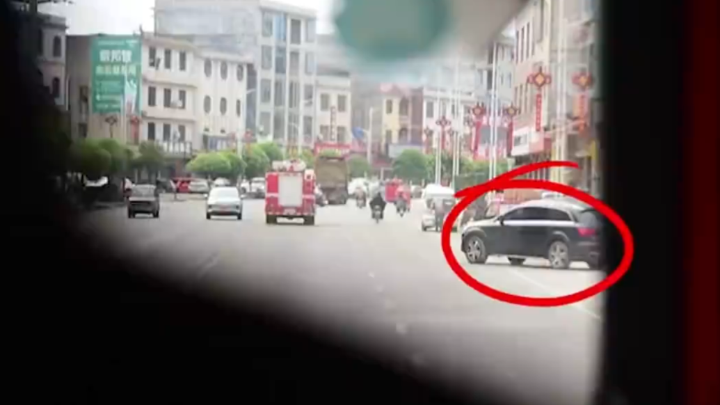 郴州一私家车阻挡出警消防车被交警传唤