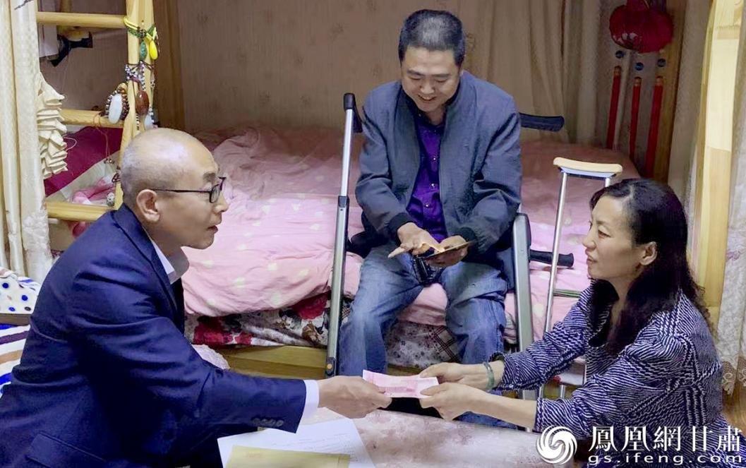 为残疾人困难家庭带去一份温暖，是傅连鸿（左）三十多年的坚守。傅连鸿供图