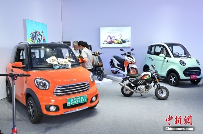 图为4月15日,广交会展馆一展位的车辆吸引采购商。<a target='_blank' href='/'>中新社</a>记者 陈楚红 摄