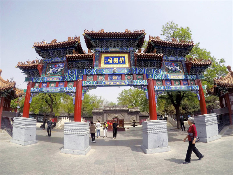 4月18日，游客在石家庄市正定县荣国府景区参观游玩。