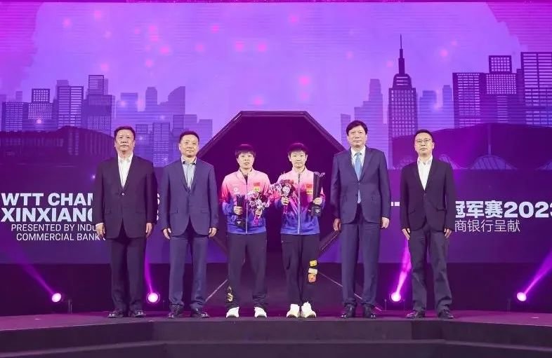 ▲女单冠亚军与颁奖嘉宾合影