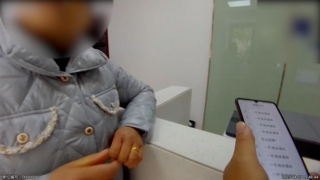 假警察致电称其身份信息被盗用，真警察上门劝阻女子别上当