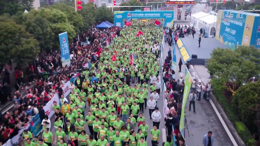 首届湖北恩施·咸丰森林马拉松开跑