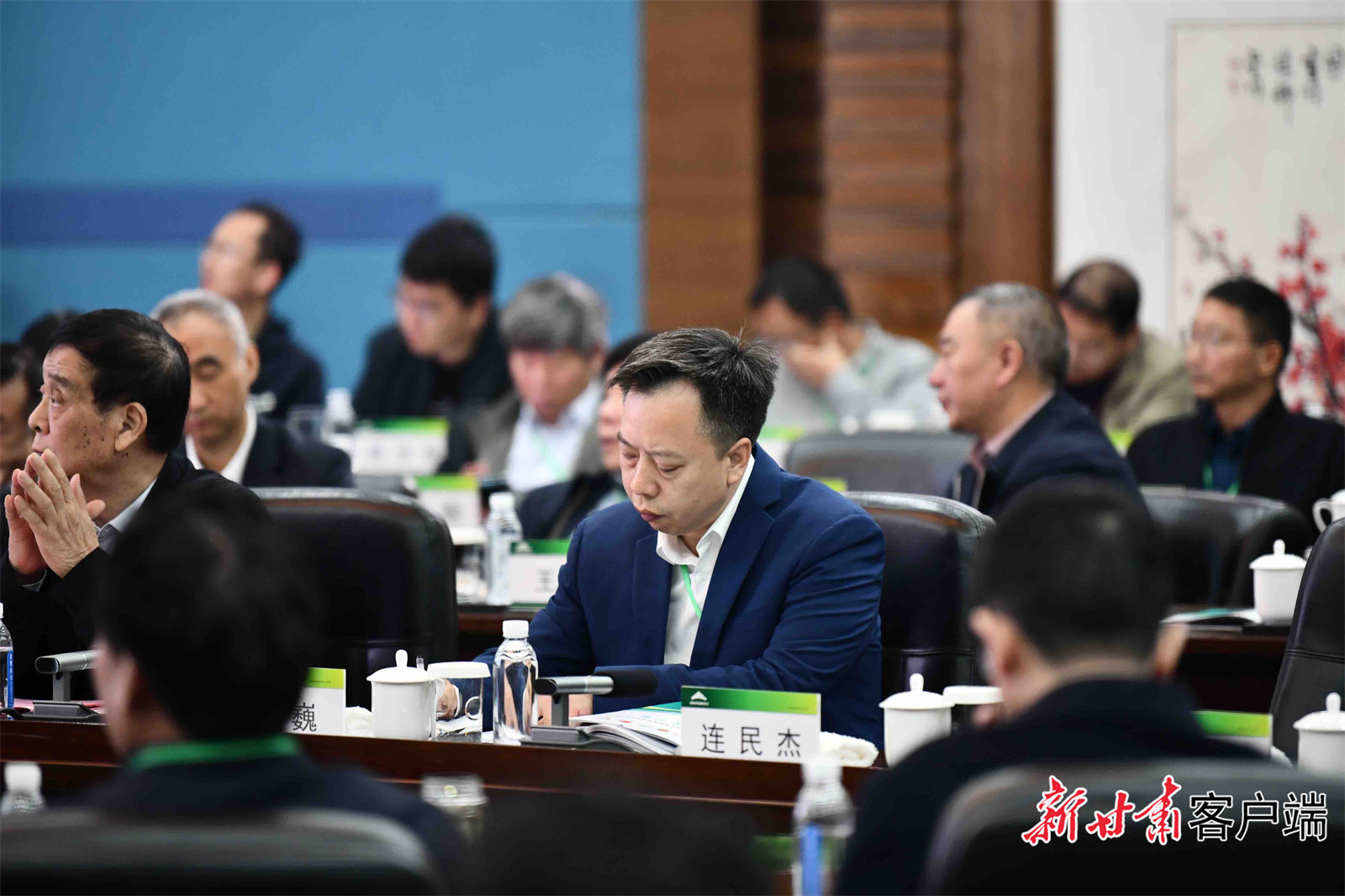 与会嘉宾认真聆听主题报告