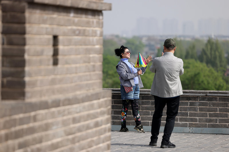 4月18日，游客在石家庄市正定县南城门拍照游玩。新华社记者 骆学峰 摄
